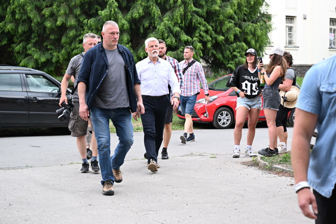 FOTO: Petr Pavel přichází. – stránka 107