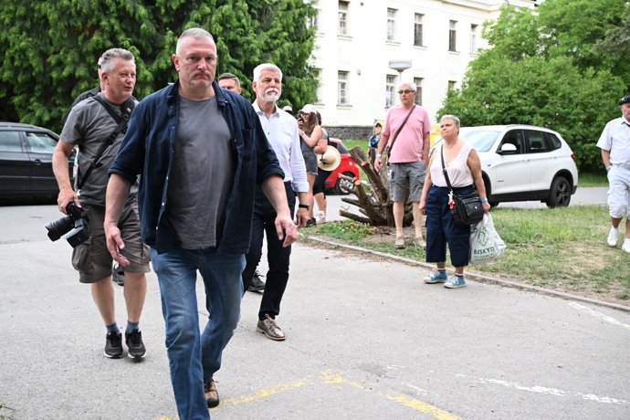 FOTO: Petr Pavel na příchodu. – stránka 106