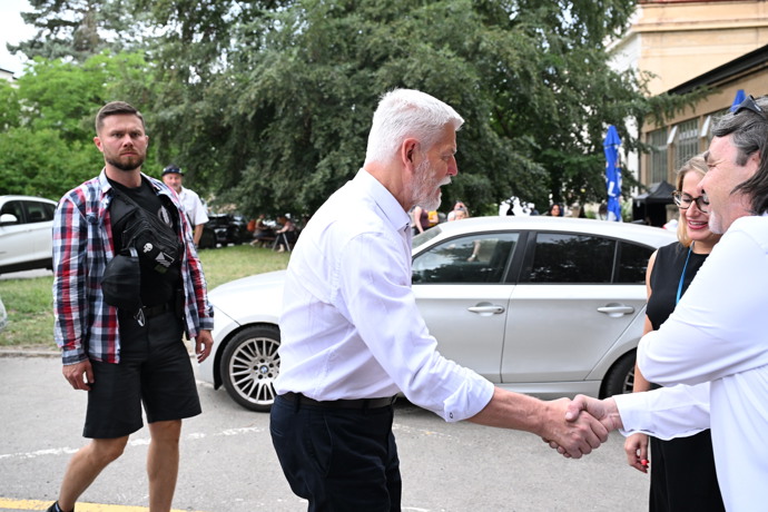 FOTO: Petr Pavel se pozdravil s lidmi. – stránka 105