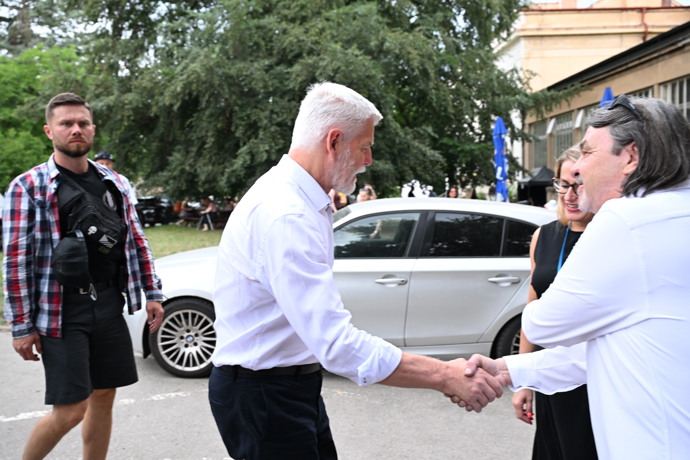 FOTO: Petr Pavel se usmíval. – stránka 104