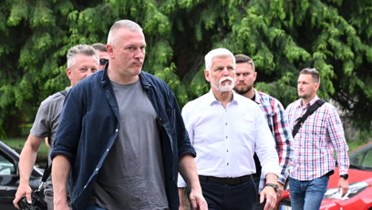 FOTO: Petr Pavel s ochrankou.