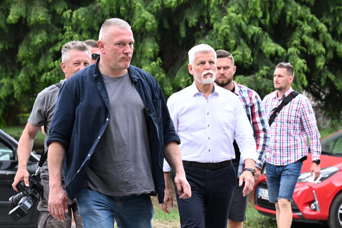 FOTO: Petr Pavel s ochrankou. – stránka 97