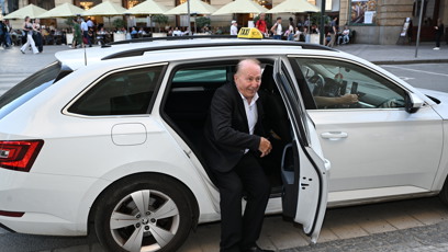 FOTO: Petr Janda nastupoval do taxíku s úsměvem.
