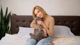 Pavlína (42): Hlídala jsem kamarádce kočku. Utekla mi na chodbu a zavedla mě k pohlednému sousedovi
