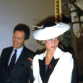 Podobný pak princezna vynesla roku 1985 při návštěvě USA. Pocházel z dílny Fredericka Foxe.
