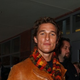 Matthew McConaughey si v devadesátých letech pořídil hnědý kožený kabát, který každým rokem získává na autenticitě. Zatímco zpočátku (foto z roku 2002) byl trošku delší, barvu měl jednolitou a chyběla mu osobitost...