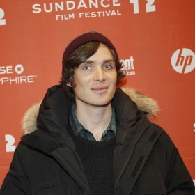 Ke Cillianovým nejoblíbenějším ale rozhodně nepatří, ač ho časem vzal na milost. Krátce před začátkem natáčení seriálu se na festivalu Sundance roku 2012 prezentoval úhlednou dlouhou patkou.