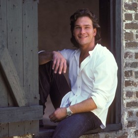Herec Patrick Swayze neměl snadné dětství, jeho filmová kariéra je ale oslnivá. Vedle Hříšného tance exceloval například ve filmu Duch.
