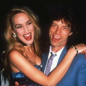 Mick se během manželství nedokázal vzdát milenek, mezi nimiž nechyběla ani budoucí francouzská první dáma Carla Bruni. Jerry ovšem došla trpělivost až poté, co zpěvák zplodil nemanželského syna.