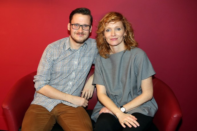 FOTO: Jiří Sádek s Aňou Geislerovou na tiskové konferenci k filmu Polednice (2016). – stránka 4