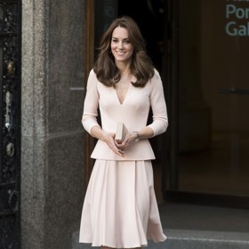 Dominantu kompletu tvoří top s volánem peplum. Lichotivá je nejen skládaná sukně, ale také pudrově růžová barva
