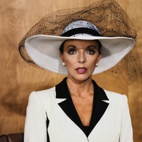 Módní styl Joan Collins v Dynastii nadchl nejednoho fanouška seriálu, včetně princezny Diany. Té padl do oka třeba tento černo-bílý kostým.