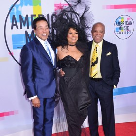 Diana Ross vystřídala za život hezkou řádku můžu. Se spoustou z nich přitom zachovává korektní vztahy. Na snímku se Smokeym Robinsonem (vlevo), se kterým se zapletla v začátcích kariéry, a Berrym Gordym (vpravo), biologickým otcem své nejstarší dcery Rhondy.