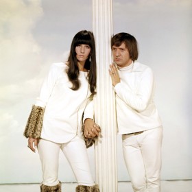 Sonny Bono a Cher se dali dohromady, když jí bylo šestnáct a jemu 28 let. Tvořili nejen milenecký a později manželský pár, ale také veleúspěšné umělecké duo.