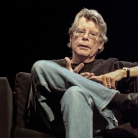 Autorem předlohy filmu To je mistr hororu Stephen King.