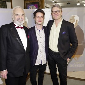 František Svěrák je nejmladším pokračovatelem slavného filmařského klanu. Na snímku s tátou Janem a dědou Zdeňkem na premiéře filmu Betlémské světlo v roce 2022.