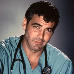 Takhle si George Clooneyho pamatují diváci seriálu Pohotovost z přelomu milénia. Účes na Caesara se pro něj v jednu dobu stal naprosto typickým.