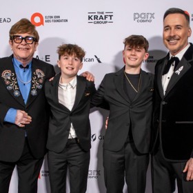 Elton John a jeho partner David Furnish plánují zaplatit synům Zacharymu a Elijahovi jen to nejnutnější. Obraz od Picassa si budou muset koupit ze svého.