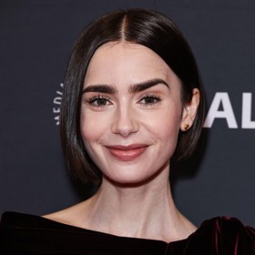 Precizní mikádo nověji nosí také herečka Lily Collins, kterou znáte z oblíbeného seriálu Emily in Paris.