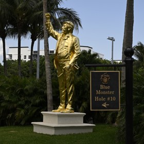 Prezident Trump touží po nesmrtelnosti. Odkazem mají být bankovky, sochy i nové monumentální stavby.