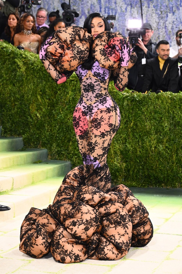 FOTO: Cardi B zvolila nečekaný outfit. – stránka 10