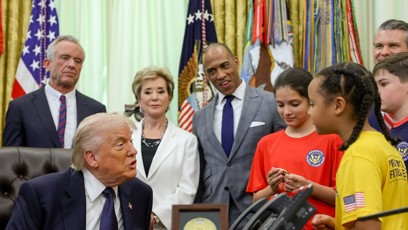 FOTO: Donald Trump přijal v pracovně mladé sportovce.