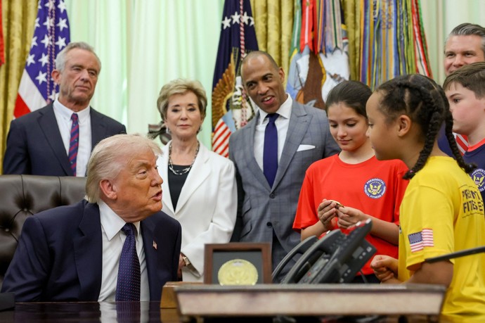 FOTO: Donald Trump přijal v pracovně mladé sportovce. – stránka 14