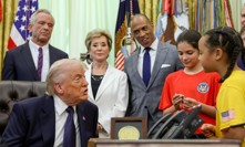 Donald Trump přijal v pracovně mladé sportovce.
