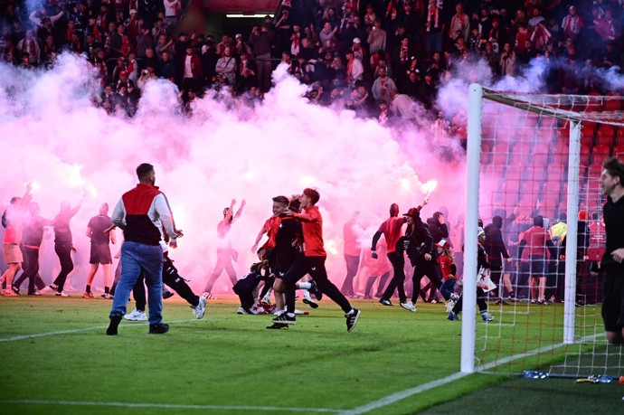 FOTO: Tribuna Sever narušila pražské derby. – stránka 13