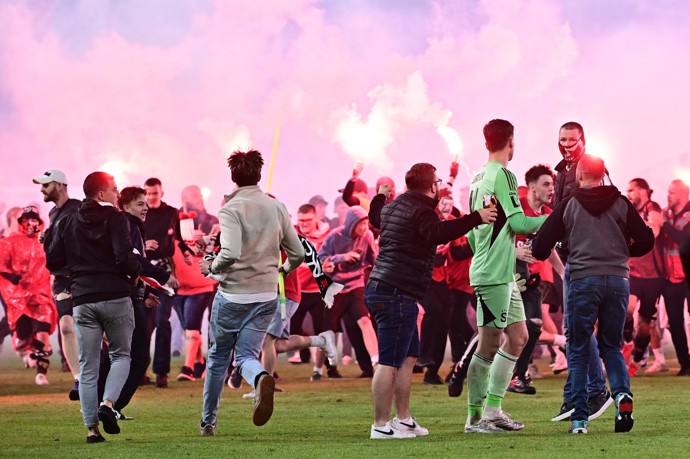 FOTO: Tribuna Sever napadla Jakuba Surovčíka.