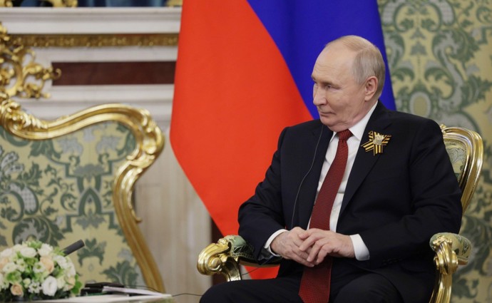 FOTO: Spekulace o špatném zdravotním stavu Vladimira Putina podnítil zejména jeho vzhled na oslavách Dne vítězství na Rudém náměstí v Moskvě, kde prezident působil sešle a unaveně. – stránka 3