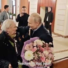 Vladimir Putin se setkal se svou někdejší třídní učitelkou v hotelu v centru Moskvy.