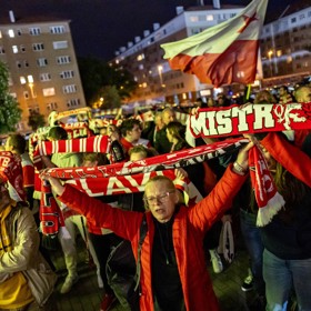 Fanoušci se shromáždili před stadionem.