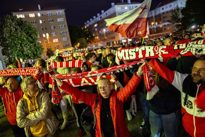FOTO: Fanoušci se shromáždili před stadionem. – stránka 1