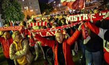 Fanoušci se shromáždili před stadionem.