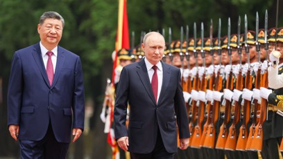 FOTO: Ruský prezident Vladimir Putin se v čínském Pekingu setkal s tamní hlavou státu Si Ťin-pchingem.
