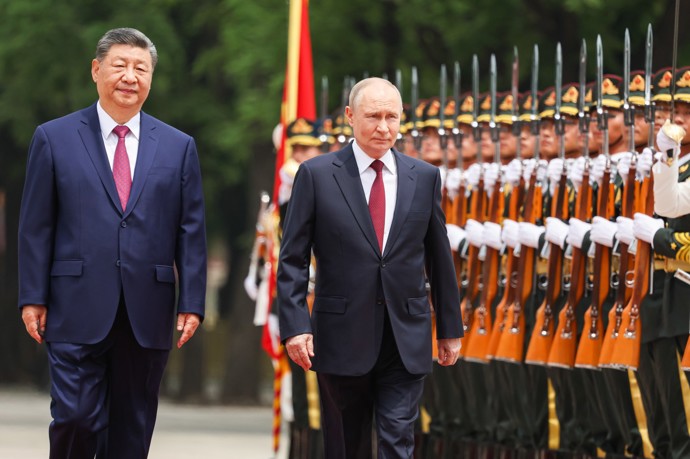 FOTO: Ruský prezident Vladimir Putin se v čínském Pekingu setkal s tamní hlavou státu Si Ťin-pchingem. – stránka 2