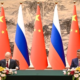 Vladimir Putin dorazil do Pekingu jen pár dní poté, co se s čínskou hlavou státu setkal americký prezident Donald Trump.