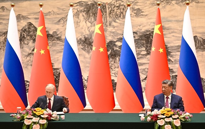FOTO: Vladimir Putin dorazil do Pekingu jen pár dní poté, co se s čínskou hlavou státu setkal americký prezident Donald Trump.