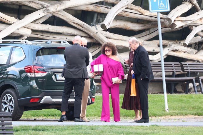 FOTO: Jitka Zelenková s sebou měla dárek. – stránka 1