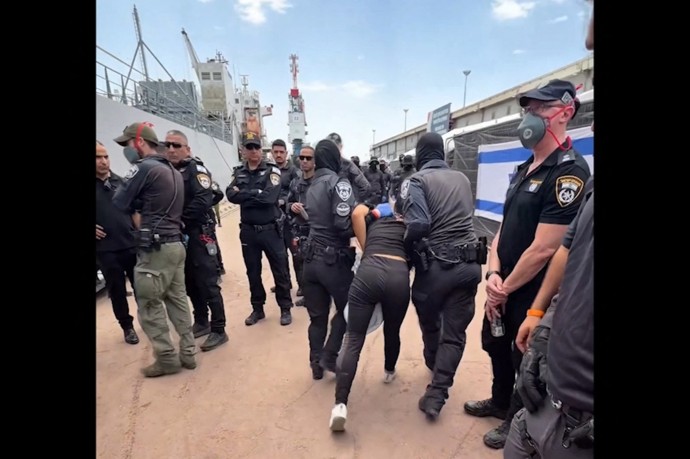 FOTO: Izraelský ministr národní bezpečnosti Itamar Ben Gvir v úterý zveřejnil na síti X video, na kterém policisté zatýkají aktivisty z mezinárodní flotily. K videu připsal text: „Takhle vítáme podporovatele terorismu. Vítejte v Izraeli.“