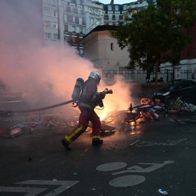 Násilnosti v Paříži po sobotním vítězství fotbalového klubu Paris St. Germain.
