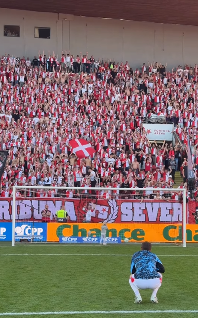 FOTO: Tomáš Souček kouká jak jeho dcera dává gól. – stránka 1