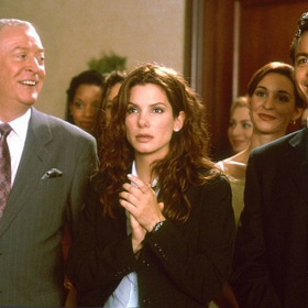 snímek z filmu Slečna Drsňák (Michael Caine, Sandra Bullock, Benjamin Bratt)
