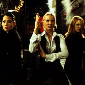 Charlieho andílci: Tři špičkové agentky Natalie, Dylan a Alex musí přijít na to, kdo unesl ředitele hi-tech společnosti. Na snímku Lucy Liu, Cameron Diaz a Drew Barrymore