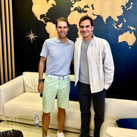 Rafael Nadal se svým s dlouholetým rivalem Rogerem Federerem.