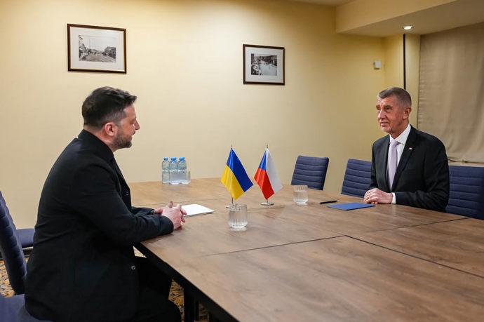 FOTO: Andrej Babiš s Volodymyrem Zelenským. – stránka 16
