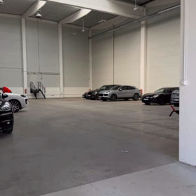Sklady Auta Super vyklízí policie.