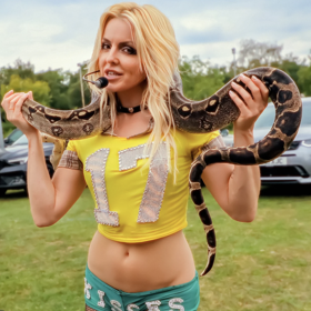 Imitátorka Britney Spears Lucy Rose přijede do Prahy.