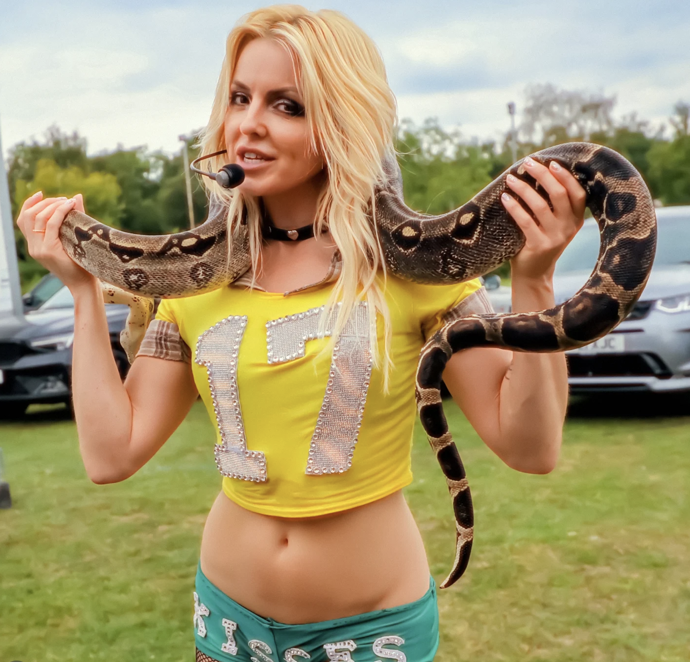 FOTO: Imitátorka Britney Spears Lucy Rose přijede do Prahy. – stránka 26
